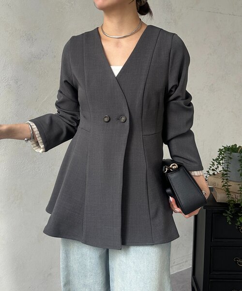 Thevon（ゼボン）の「Vネックペプラムジャケット（テーラードジャケット・レディース・ブラック/ベージュ/チャコールグレー・FREE）」の3枚目の写真