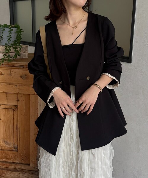 Thevon（ゼボン）の「Vネックペプラムジャケット（テーラードジャケット・レディース・ブラック/ベージュ/チャコールグレー・FREE）」の2枚目の写真