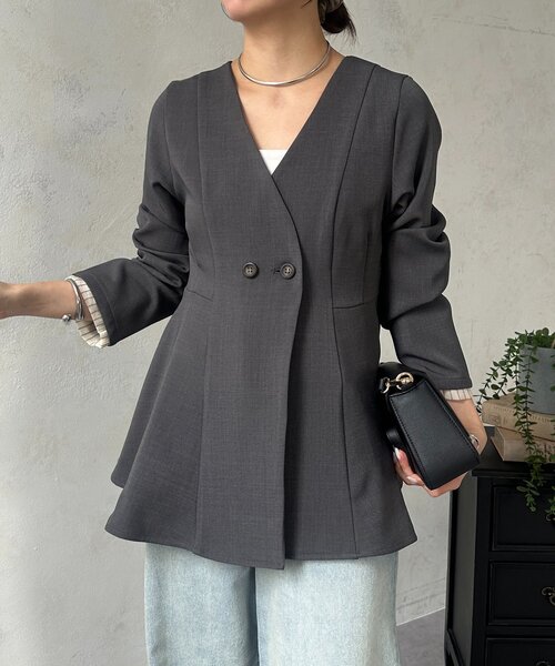 Thevon（ゼボン）の「Vネックペプラムジャケット（テーラードジャケット・レディース・ブラック/ベージュ/チャコールグレー・FREE）」の13枚目の写真