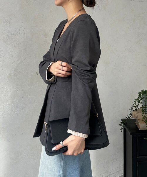 Thevon（ゼボン）の「Vネックペプラムジャケット（テーラードジャケット・レディース・ブラック/ベージュ/チャコールグレー・FREE）」の14枚目の写真