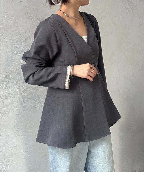 Thevon（ゼボン）の「Vネックペプラムジャケット（テーラードジャケット・レディース・ブラック/ベージュ/チャコールグレー・FREE）」の16枚目の写真