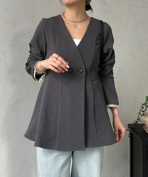 Thevon（ゼボン）の「Vネックペプラムジャケット（テーラードジャケット・レディース・ブラック/ベージュ/チャコールグレー・FREE）」の17枚目の写真