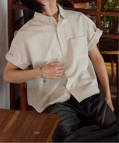 EPNK(イーピーエヌケー)の「Seersucker Striped Shirt / シアサッカーストライプシャツ(シャツ/ブラウス・メンズ・チャコールグレー/アイボリー・SMALL/MEDIUM/LARGE)」の2枚目の写真