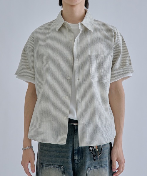 EPNK(イーピーエヌケー)の「Seersucker Striped Shirt / シアサッカーストライプシャツ(シャツ/ブラウス・メンズ・チャコールグレー/アイボリー・SMALL/MEDIUM/LARGE)」の4枚目の写真