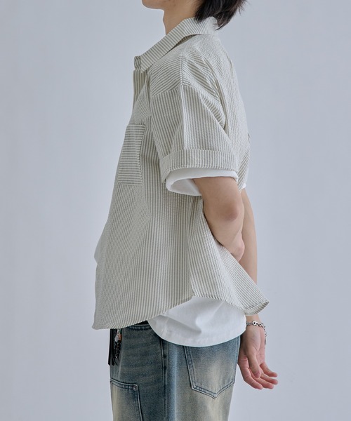 EPNK(イーピーエヌケー)の「Seersucker Striped Shirt / シアサッカーストライプシャツ(シャツ/ブラウス・メンズ・チャコールグレー/アイボリー・SMALL/MEDIUM/LARGE)」の5枚目の写真