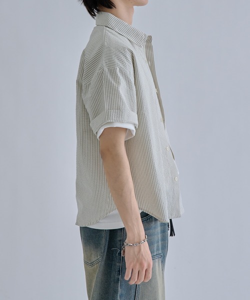 EPNK(イーピーエヌケー)の「Seersucker Striped Shirt / シアサッカーストライプシャツ(シャツ/ブラウス・メンズ・チャコールグレー/アイボリー・SMALL/MEDIUM/LARGE)」の7枚目の写真