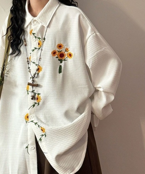 FreeZone(フリーゾーン)の「ひまわり刺繍デザイン オーバーサイズ 長袖シャツブラウス(シャツ/ブラウス・メンズ・ホワイト/ブラック・F)」の10枚目の写真