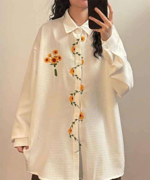 FreeZone(フリーゾーン)の「ひまわり刺繍デザイン オーバーサイズ 長袖シャツブラウス(シャツ/ブラウス・メンズ・ホワイト/ブラック・F)」の13枚目の写真