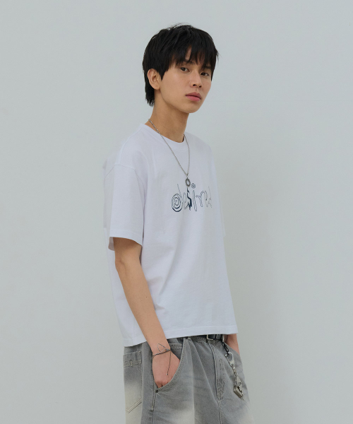 DESIRED(デシレッド)の「フロントグラフィッククロップ半袖Tシャツ-FBSK5805D01(Tシャツ/カットソー・メンズ・ホワイト・MEDIUM/LARGE/X-LARGE)」の3枚目の写真