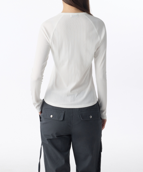 MUSINSA STANDARD WOMAN（ムシンサスタンダードウーマン）の「ウィメンズバーティカルテクスチャーヘンリーネック長袖Tシャツ[ホワイト]（Tシャツ/カットソー・レディース・その他・X-SMALL/SMALL/MEDIUM/LARGE）」の2枚目の写真