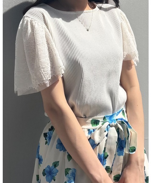 couture brooch(クチュールブローチ)の「【洗える】袖レース テレコトップス(Tシャツ/カットソー・レディース・ライトグリーン/オフホワイト/ベビーピンク/ブラック/ボルドー/サックスブルー・36/42/38/40)」の2枚目の写真
