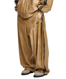 AJOBYAJO（アジョバイアジョ）の「Vegan Leather One Tuck Track Pants [CAMEL]（その他パンツ）」