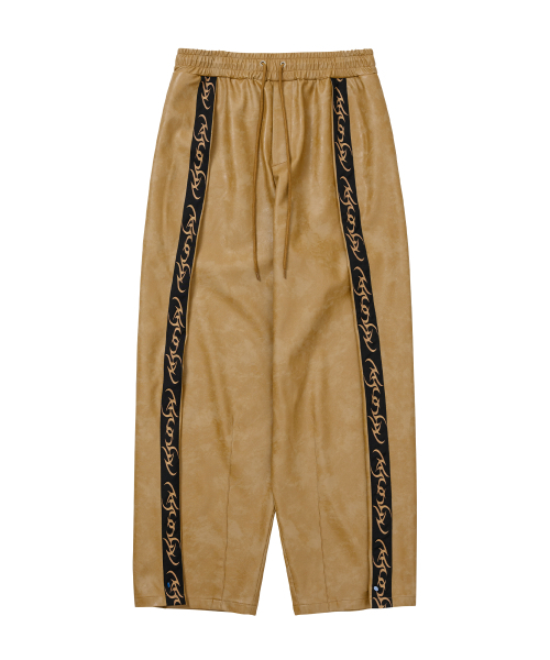 AJOBYAJO（アジョバイアジョ）の「Vegan Leather One Tuck Track Pants [CAMEL]（その他パンツ・レディース・その他・MEDIUM/LARGE/X-LARGE）」の2枚目の写真