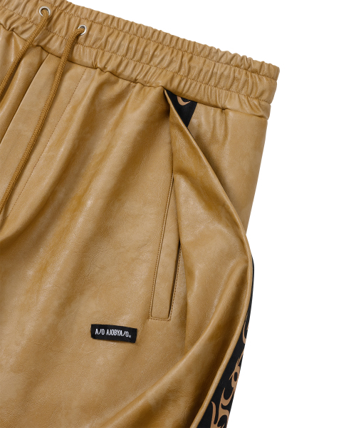 AJOBYAJO（アジョバイアジョ）の「Vegan Leather One Tuck Track Pants [CAMEL]（その他パンツ・レディース・その他・MEDIUM/LARGE/X-LARGE）」の4枚目の写真