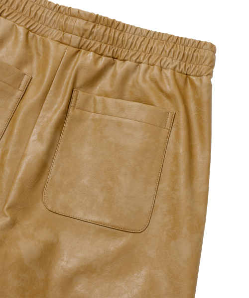 AJOBYAJO（アジョバイアジョ）の「Vegan Leather One Tuck Track Pants [CAMEL]（その他パンツ・レディース・その他・MEDIUM/LARGE/X-LARGE）」の5枚目の写真