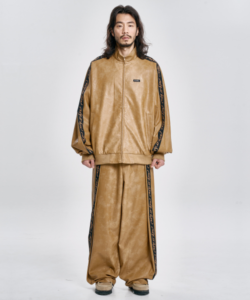AJOBYAJO（アジョバイアジョ）の「Vegan Leather One Tuck Track Pants [CAMEL]（その他パンツ・レディース・その他・MEDIUM/LARGE/X-LARGE）」の6枚目の写真