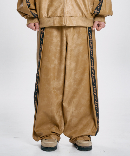 AJOBYAJO（アジョバイアジョ）の「Vegan Leather One Tuck Track Pants [CAMEL]（その他パンツ・レディース・その他・MEDIUM/LARGE/X-LARGE）」の7枚目の写真