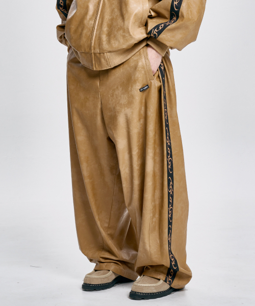 AJOBYAJO（アジョバイアジョ）の「Vegan Leather One Tuck Track Pants [CAMEL]（その他パンツ・レディース・その他・MEDIUM/LARGE/X-LARGE）」の8枚目の写真