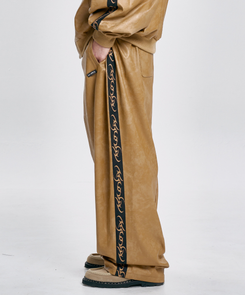 AJOBYAJO（アジョバイアジョ）の「Vegan Leather One Tuck Track Pants [CAMEL]（その他パンツ・レディース・その他・MEDIUM/LARGE/X-LARGE）」の9枚目の写真