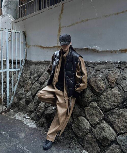 AJOBYAJO（アジョバイアジョ）の「Vegan Leather One Tuck Track Pants [CAMEL]（その他パンツ・レディース・その他・MEDIUM/LARGE/X-LARGE）」の11枚目の写真