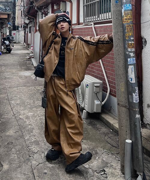 AJOBYAJO（アジョバイアジョ）の「Vegan Leather One Tuck Track Pants [CAMEL]（その他パンツ・レディース・その他・MEDIUM/LARGE/X-LARGE）」の12枚目の写真