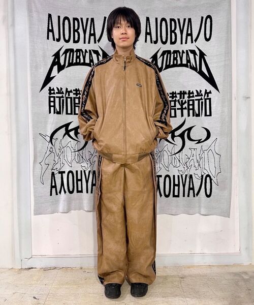 AJOBYAJO（アジョバイアジョ）の「Vegan Leather One Tuck Track Pants [CAMEL]（その他パンツ・レディース・その他・MEDIUM/LARGE/X-LARGE）」の13枚目の写真