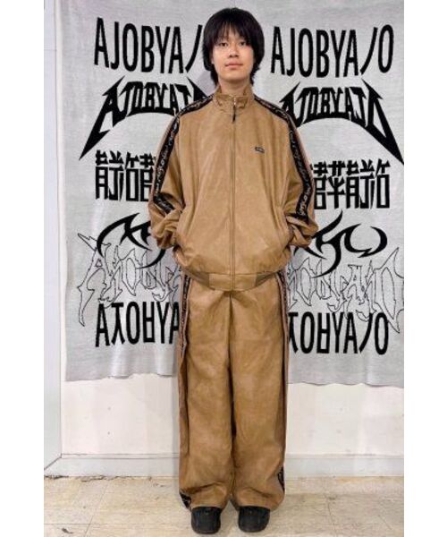 AJOBYAJO（アジョバイアジョ）の「Vegan Leather One Tuck Track Pants [CAMEL]（その他パンツ・レディース・その他・MEDIUM/LARGE/X-LARGE）」の14枚目の写真