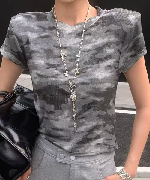 MEMECLE(メメクル)の「【 MEMECLE / メメクル 】カモフラージュ柄コンパクトTシャツ(Tシャツ/カットソー・レディース・グレー/カーキ・FREE)」の2枚目の写真
