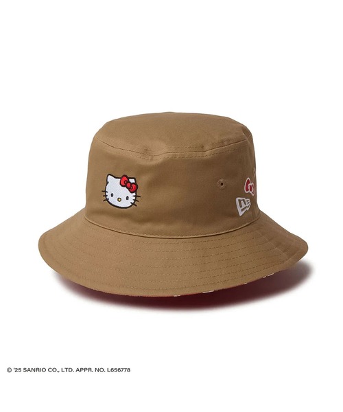 NEW ERA(ニューエラ)の「ニューエラ【NEW ERA】- ハローキティ リバーシブル バケットハット キッズ【KIDS BUCKET RV KITTY KHAKI/RED 14348590】(ハット・キッズ・カーキ・S/M/M/L/L/XL)」の2枚目の写真