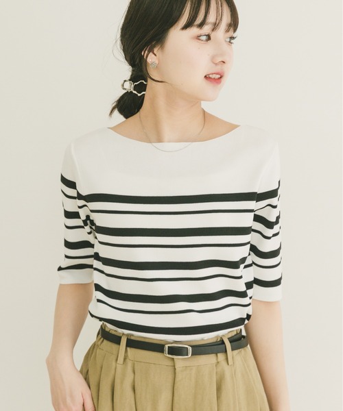 ITEMS URBANRESEARCH(アイテムズ アーバンリサーチ)の「ソウバリボートネックニット(ニット/セーター・レディース・ブラウン/ホワイト系その他/ネイビー・FREE)」の2枚目の写真