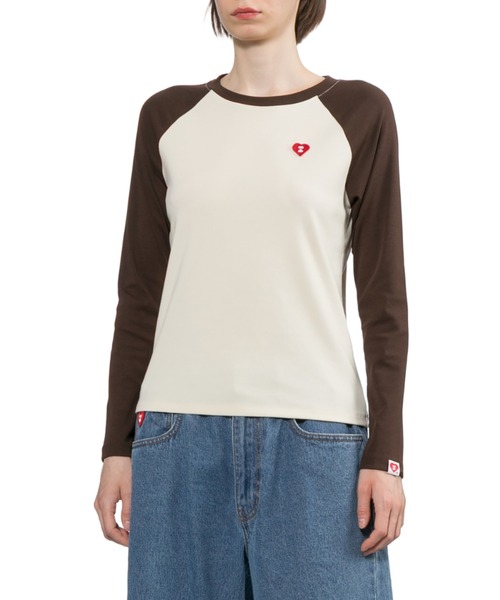 APEE BY A BATHING APE(エイピーバイアベイシングエイプ)の「HEART BADGE RAGLAN LS TEE(Tシャツ/カットソー・レディース・グレー系その他2/ホワイト×ピンク/ホワイト×ブラック/ベージュ系その他・X-SMALL/SMALL/MEDIUM)」の12枚目の写真