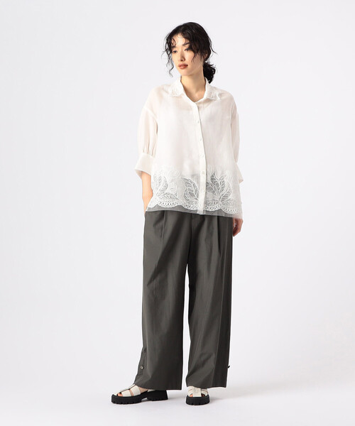 Gabardine K.T(ギャバジンケーティー)の「ラミーコットンエンブロイダリー シアー刺繍のシンプルシャツ(シャツ/ブラウス・レディース・ホワイト・9号)」の2枚目の写真