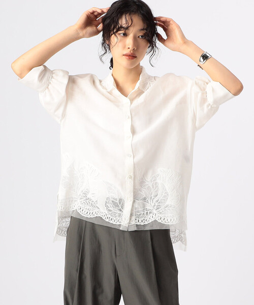 Gabardine K.T(ギャバジンケーティー)の「ラミーコットンエンブロイダリー シアー刺繍のシンプルシャツ(シャツ/ブラウス・レディース・ホワイト・9号)」の3枚目の写真