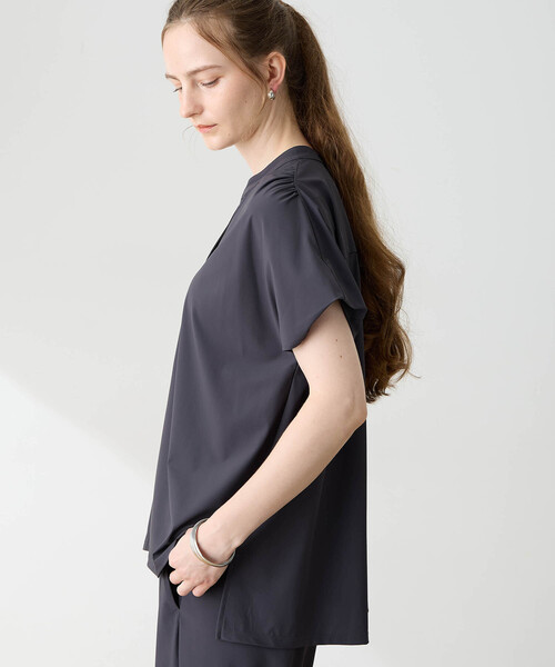 LE SOUK HOLIDAY(ルスークホリデー)の「クールストレッチトリコットスキッパーブラウス【接触冷感・UVカット】(シャツ/ブラウス・レディース・チャコールグレー/ネイビー・M/L)」の5枚目の写真