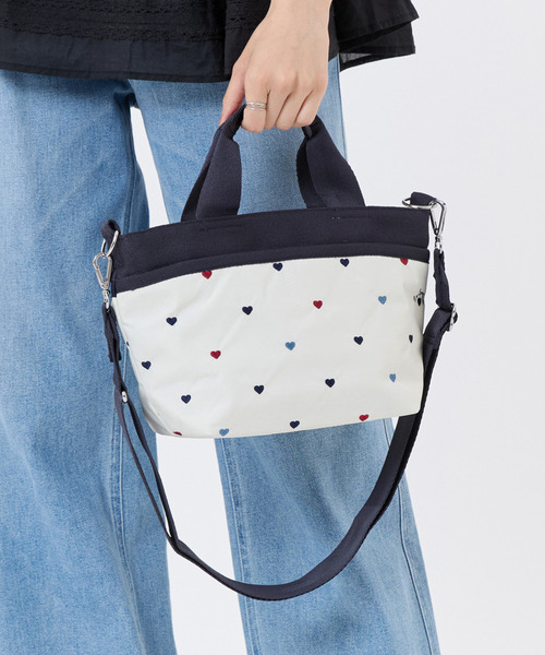 LeSportsac(レスポートサック)の「SMALL BUCKET TOTE トリコロールハートエンブロイダリー(トートバッグ・レディース・ホワイト・FREE)」の2枚目の写真