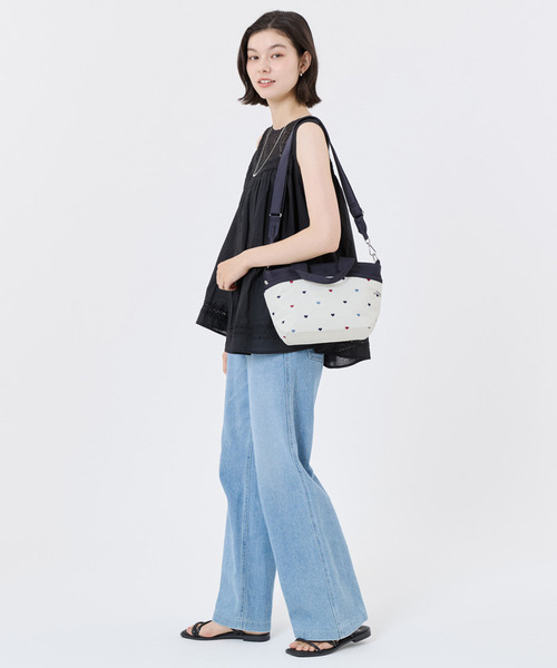 LeSportsac(レスポートサック)の「SMALL BUCKET TOTE トリコロールハートエンブロイダリー(トートバッグ・レディース・ホワイト・FREE)」の3枚目の写真