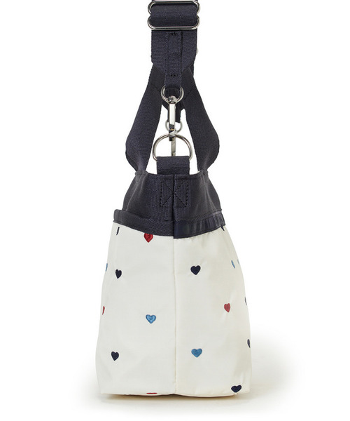 LeSportsac(レスポートサック)の「SMALL BUCKET TOTE トリコロールハートエンブロイダリー(トートバッグ・レディース・ホワイト・FREE)」の5枚目の写真