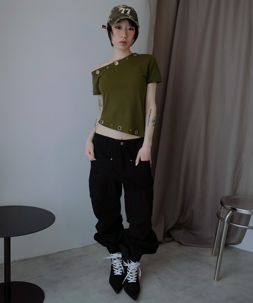 Ulysses(ユリシス)の「メタルホールワンショルトップス(Tシャツ/カットソー・レディース・グレー/ホワイト/ブラック/グリーン・F)」の6枚目の写真