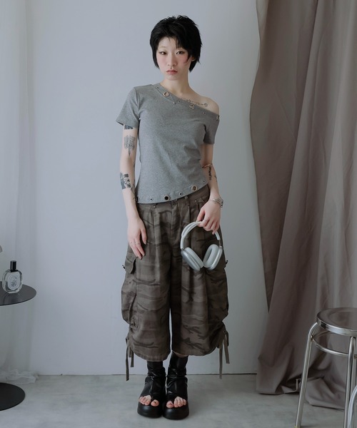 Ulysses(ユリシス)の「メタルホールワンショルトップス(Tシャツ/カットソー・レディース・グレー/ホワイト/ブラック/グリーン・F)」の7枚目の写真