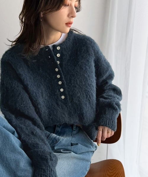 classicalelf(クラシカルエルフ)の「豊富な7色展開!お気に入りの色を見つけよう!ふんわり起毛ヘンリーネックニット(ニット/セーター・レディース・チャコール/ピンク/グレー/ペールイエロー/レッド/アイボリー/ネイビー・LARGE/MEDIUM/SMALL/X-LARGE)」の4枚目の写真