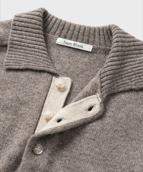 NONBLANK（ノンブランク）の「ウールカラー ニット_DORMOUSE BEIGE（ニット/セーター・メンズ・ベージュ・MEDIUM/LARGE/X-LARGE）」の10枚目の写真