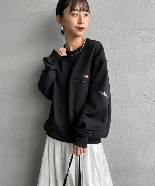 NANGA（ナンガ）の「【WEB先行予約】[NANGA/ナンガ] 別注 ジップポケット ロゴ刺繍スウェット（スウェット・レディース・ブラック/ホワイト・L/M/S）」の3枚目の写真