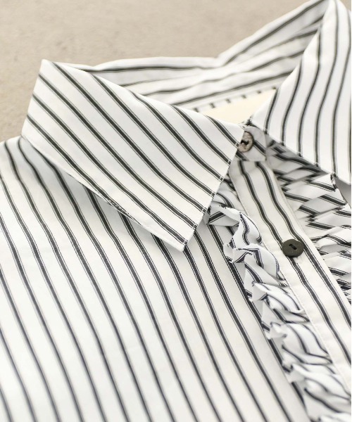 Marilyn Moon（マリリンムーン）の「tuck frill modern volume shirt（シャツ/ブラウス・レディース・サックスブルー/ホワイト/ホワイト×ブラック/ネイビー/ブラウン・FREE）」の17枚目の写真