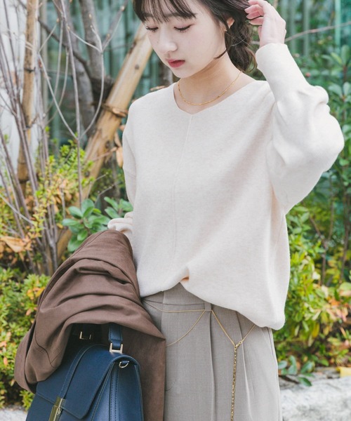 ITEMS URBANRESEARCH(アイテムズ アーバンリサーチ)の「『洗濯可』アウトリンキングVネックニット(ニット/セーター・レディース・ブラック/オフホワイト/ピンク/グレー/ホワイト系その他・FREE)」の1枚目の写真