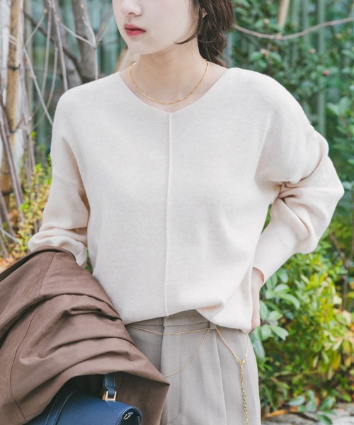 ITEMS URBANRESEARCH(アイテムズ アーバンリサーチ)の「『洗濯可』アウトリンキングVネックニット(ニット/セーター・レディース・ブラック/オフホワイト/ピンク/グレー/ホワイト系その他・FREE)」の7枚目の写真