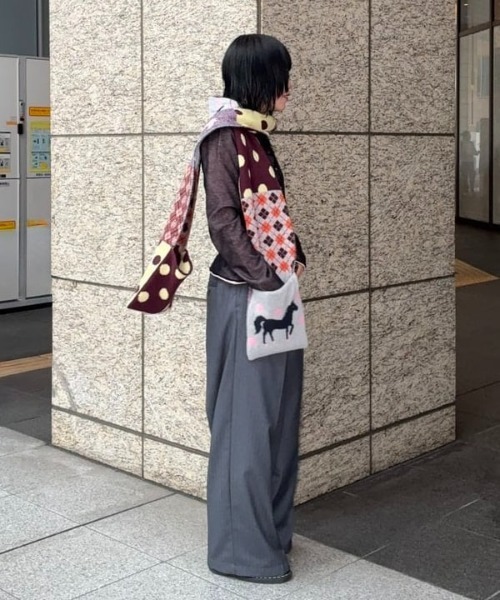 Ray BEAMS(レイビームス)の「ジャガード ポケット マフラー(マフラー・レディース・レッド/グレー・ONE SIZE)」の5枚目の写真