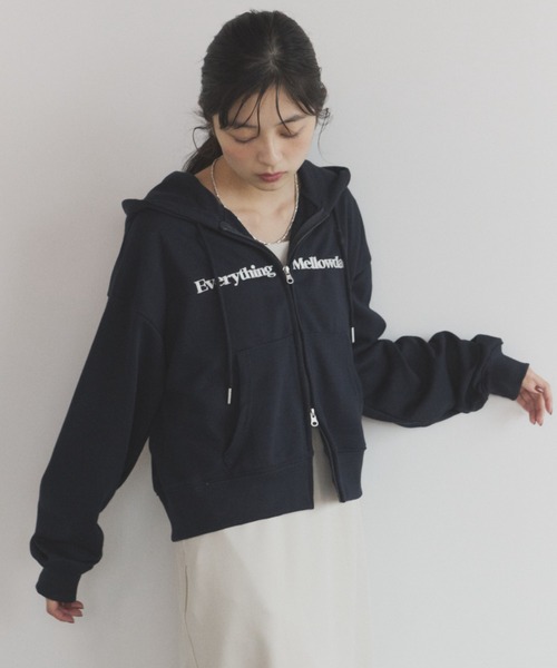 ELNEsoi（エルネソワ）の「ロゴ刺繍ZIPパーカー（パーカー・レディース・オートミール/ネイビー/ライトグレー・FREE）」の3枚目の写真