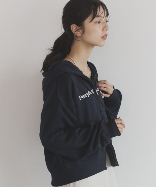 ELNEsoi（エルネソワ）の「ロゴ刺繍ZIPパーカー（パーカー・レディース・オートミール/ネイビー/ライトグレー・FREE）」の6枚目の写真