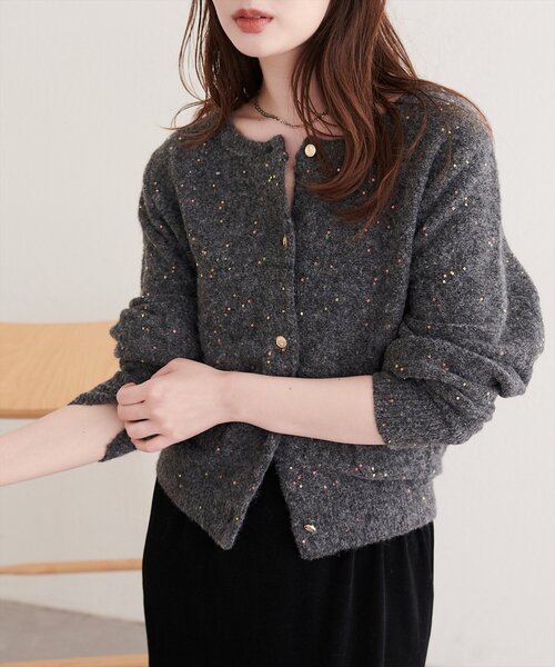 natural couture(ナチュラルクチュール)の「フラワースパンコールポケ付きカーディガン(ニット/セーター・レディース・チャコールグレー/サックスブルー/ライトベージュ/ピンク/グレー/ブラック/アイボリー・FREE)」の3枚目の写真