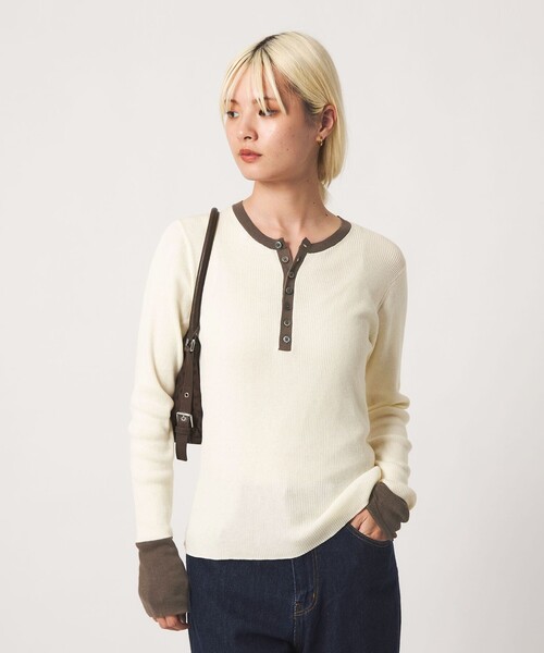 BEAUTY&YOUTH UNITED ARROWS(ビューティーアンドユースユナイテッドアローズ)の「バイカラー ヘンリーネック リブ ニットプルオーバー ウォッシャブル(ニット/セーター・レディース・ダークグレー/オフホワイト/ワイン・FREE)」の2枚目の写真
